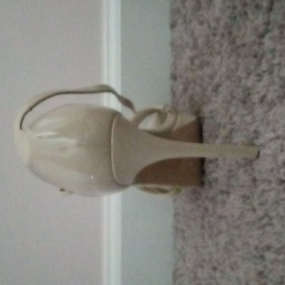 I'm selling a Guess size 8.5 cream colored platform heels.👠 - Picture 3 of 7